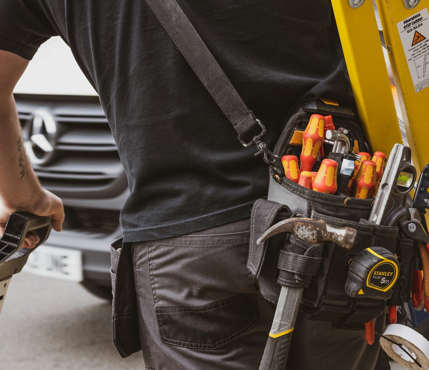 Technicien équipé pour une intervention de maintenance