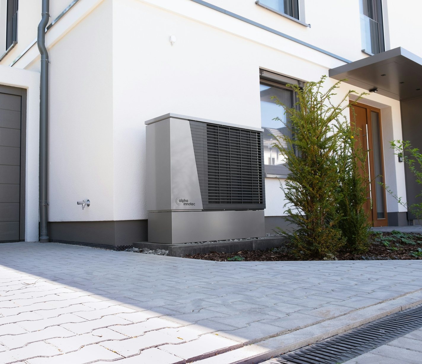 Pompe à chaleur air-eau installée devant une maison individuelle